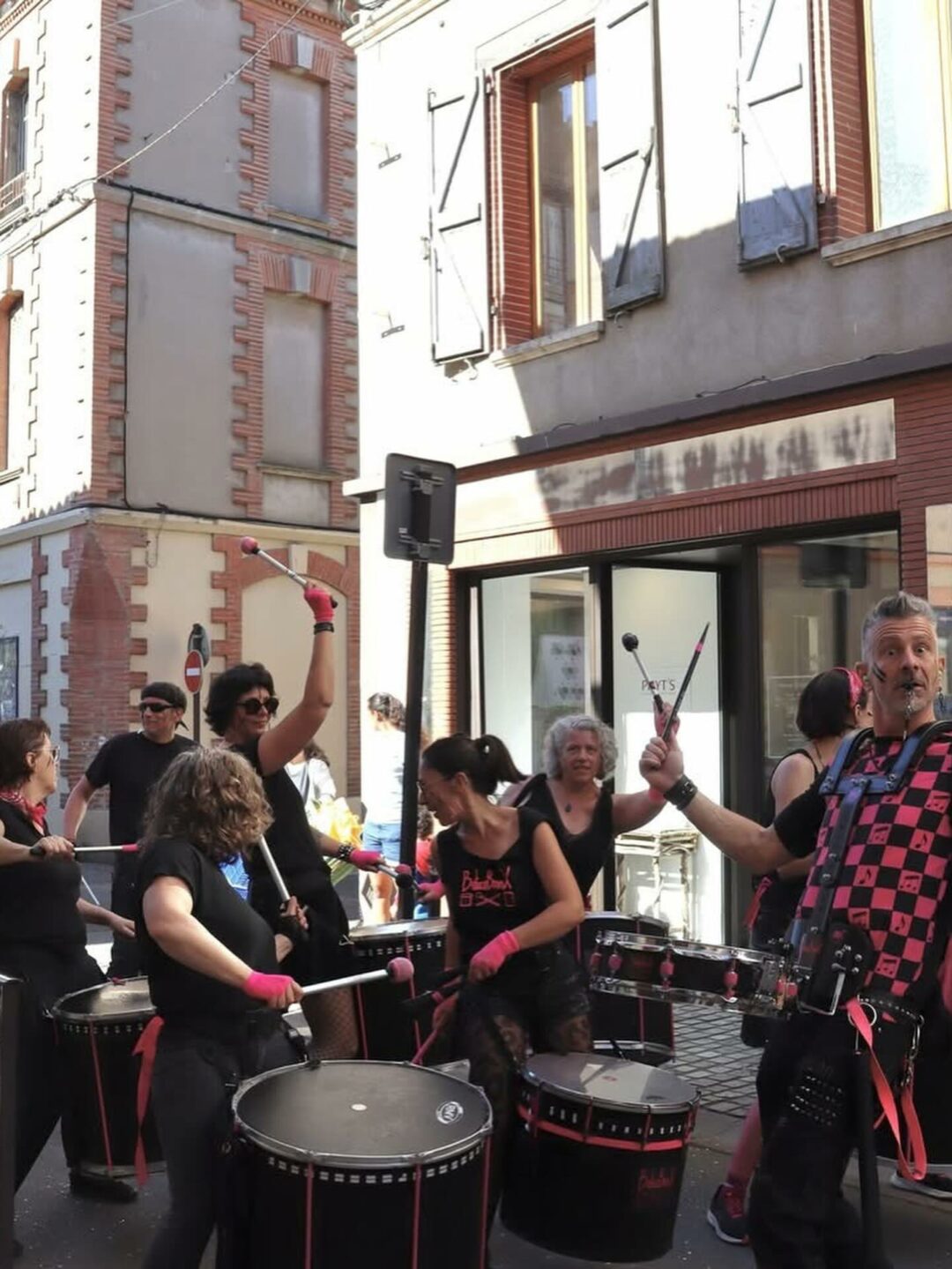4 prestations en une semaine, 4 explosions d’énergie ! 🥁🔥 BatucaBronX vient de vivre…